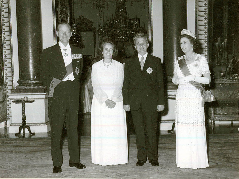 Elena şi Nicolae Ceauşescu primiţi la Palatul Buckingam de Regina Elisabeta a II-a, în 1978