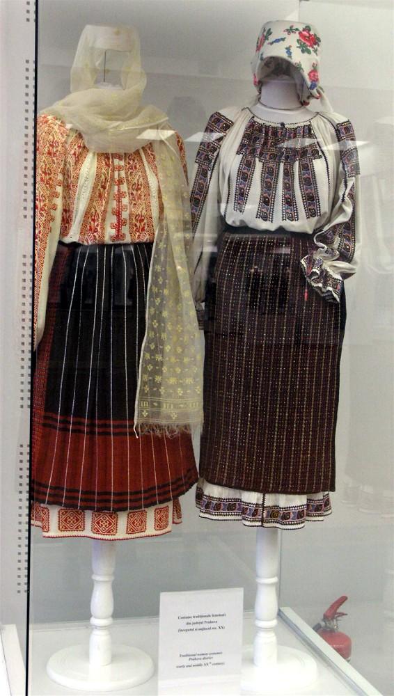 Costume populare femeieşti, din Prahova (Autor Andrada Daciana, Wikipedia)