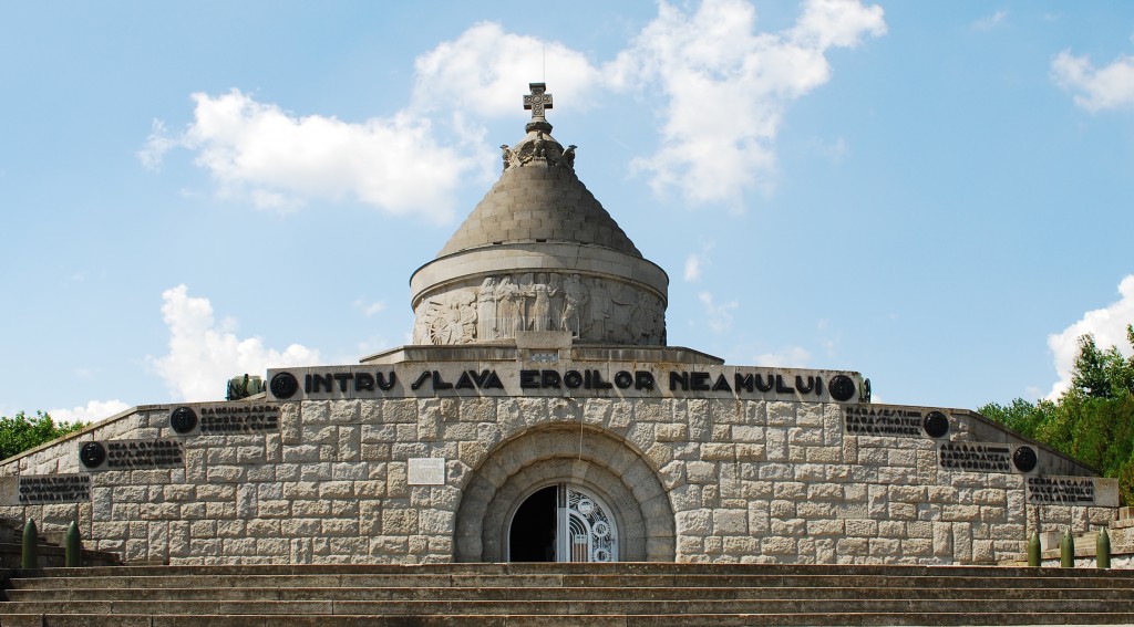 Mausoleumul de la Mărăşeşti, Sursa: „RO VN Marasesti mausoleum 3” de Andrei Stroe - Operă proprie. Sub licență CC BY-SA 3.0 via Wikimedia Commons - https://commons.wikimedia.org/wiki/File:RO_VN_Marasesti_mausoleum_3.jpg#/media/File:RO_VN_Marasesti_mausoleum_3.jpg
