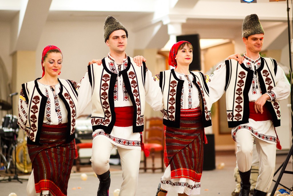 Costume populare româneşti (Sursa: http://ciobanasul.ro/?p=934)