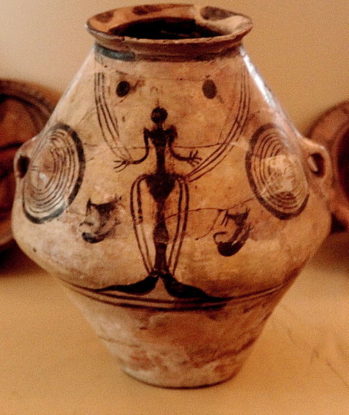 Vas de ceramica, cultura  Cucuteni (sursa: https://commons.wikimedia.org/wiki/File:Cucuteni_IMG_3675.JPG)