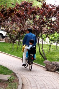 Plimbare pe bicicleta alături de tata
