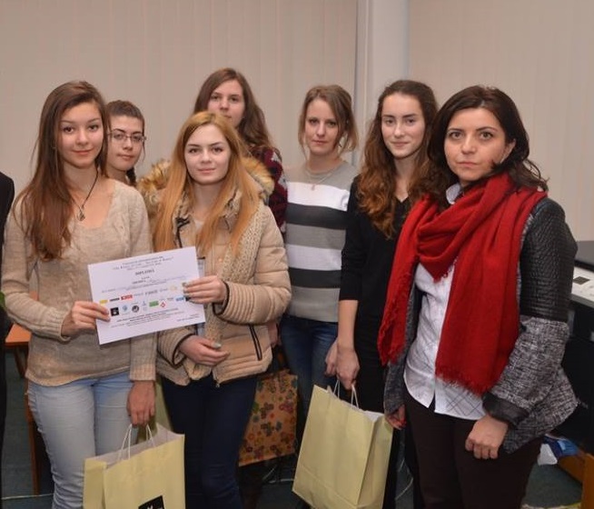 Diana, alături de doamna prof. Ingrid Lazăr și de alte participante din CNVA la concursul de informatică pentru fete, 2014