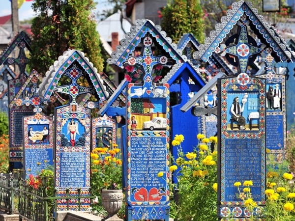Cimitirul Vesel – o viziune colorată asupra morții