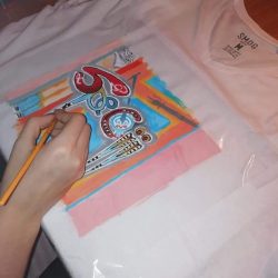 procesul de pictare al unui tricou